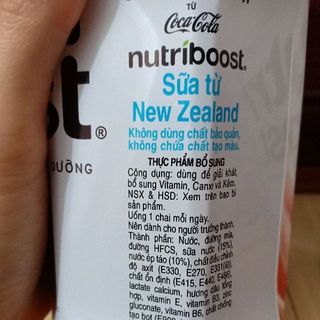 Sữa trái cây dâu Nutri Boost đóng chai dung tích 1lít