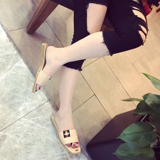 Dép quai ngang đính ong