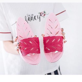 Dép chiếc lá đục lỗ siêu cute