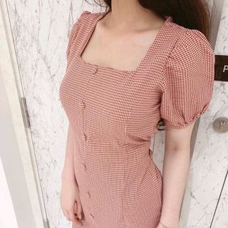 đầm caro cổ vuông