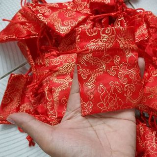 Túi gấm nhỏ dùng để đựng trang sức hay tiền xu may mắn