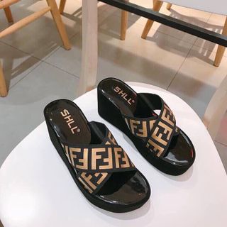Dép xuồng quai chéo