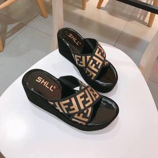Dép xuồng quai chéo