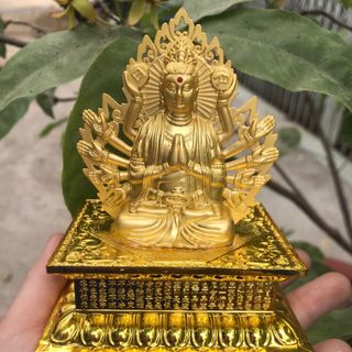 Tượng bồ tát nghìn tay trưng bày xe hơi cầu bình an