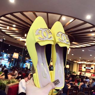 Dép sục chất da