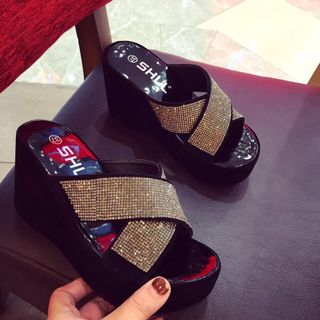 Dép xuồng đá quai chéo