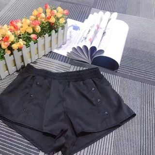 Quần tập đùi nút