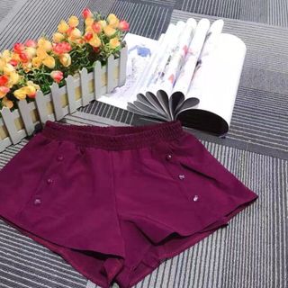 Quần tập đùi nút