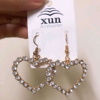 bông tai siêu kute