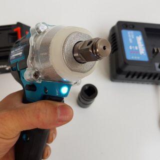 máy vặn bu lông bằng pin makita 68v không chổi than