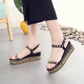 Giày sanda xuồng đinh