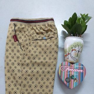 Short kaki cạp bo chun in họa tiết