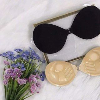 Bra dán ngực bàn tay