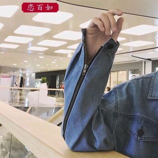 Áo khoác jean nam in hình tay khóa kéo