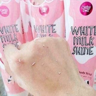 Tẩy tế bào chết toàn thân trắng da sữa bò Cathy Doll White Milk Shine Peeling Body Scrub 320ml
