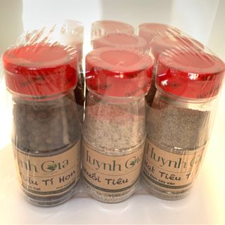 Lốc 9 hũ gia vị gồm 3 hũ muối tiêu 3 hũ tiêu đen nguyên hạt 3 hũ tiêu đen xay sẵn