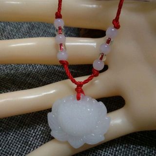Dây chuyền phong thủy mặt đá màu trắnggiá sỉ 10k bao gồm dây và mặt mẫu đẹp