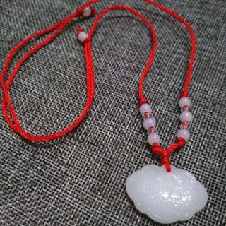 Dây chuyền phong thủy mặt đá màu trắnggiá sỉ 10k bao gồm dây và mặt mẫu đẹp