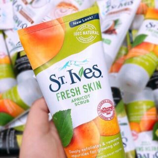 Sửa rửa mặt tẩy da chết Stives