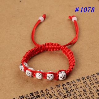 Vòng chỉ đỏ hạt châu chấm đen