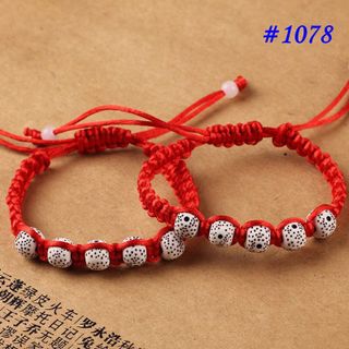 Vòng chỉ đỏ hạt châu chấm đen