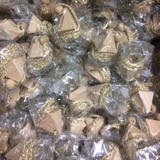 Sỉ lọ đựng tinh dầu treo xe lục lăng