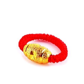 chiếc nhẫn đeo tay mặt vàng