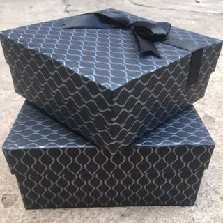 Hộp đựng quà giấy đen
