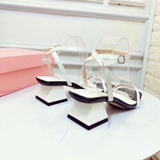 Giày sandal gót vuông thấp