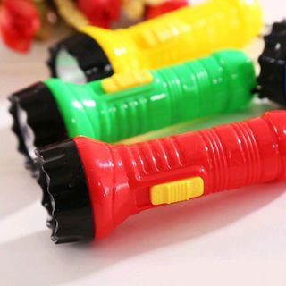 Đèn pin siêu sáng sẵn pin luôn có sẵn nha các bạn