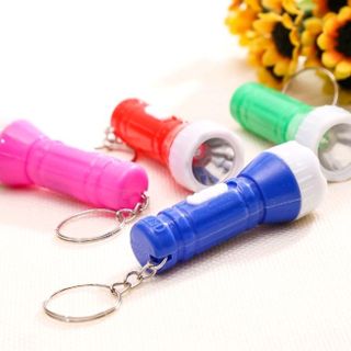 móc khóa đèn pin siêu sáng sẵn pin nhé