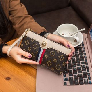ví cầm tay quai ngang Louis Vuittion viền