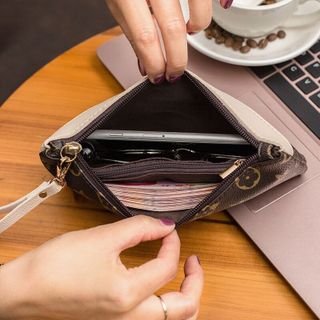 ví cầm tay quai ngang Louis Vuittion viền