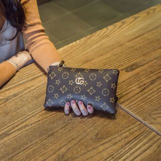 Ví ngang cầm tay Louis Vuittons ngăn