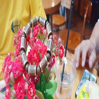 Vòng tay trầm hương sánh chìm bọc vàng