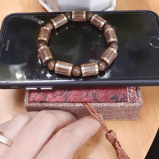 Vòng tay trầm hương sánh chìm bọc vàng