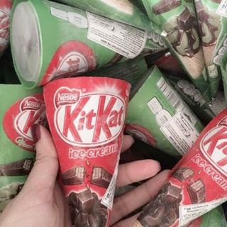 Kem kitkat socola màu đỏ giá sỉ