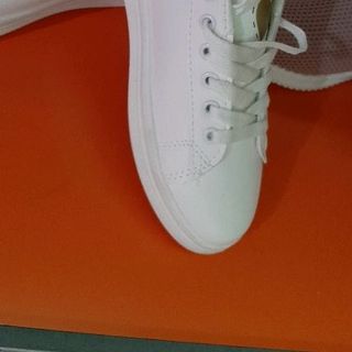 giày sneaker trắng