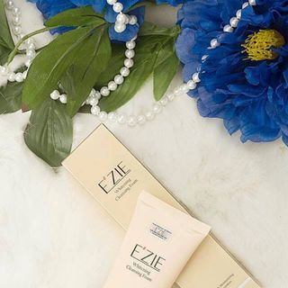 Sữa rửa mặt trắng da từ Ngọc trai và muối khoáng Ezie