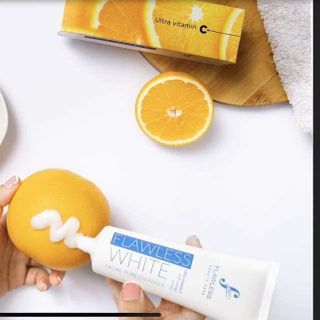 Sữa Rửa Mặt Ultra Vitamin C Flawless Chiết Xuất Từ Cam Úc Nano VitaminC