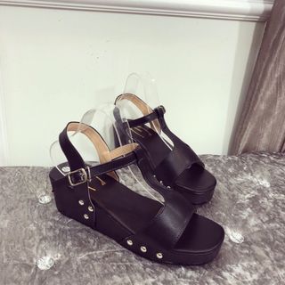 Giày sandal xuồng đinh