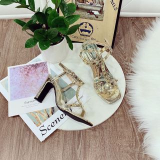 Giày sandal đinh
