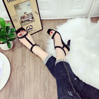 Giày sandal đinh