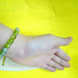 chuỗi đeo tay phong thủy hạt đá tuyết 8li đẹp