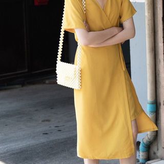 đầm vàng đắp tà chéo dây buộc eo