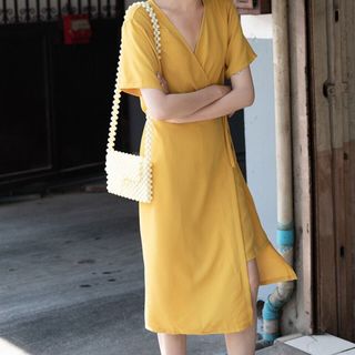 đầm vàng đắp tà chéo dây buộc eo