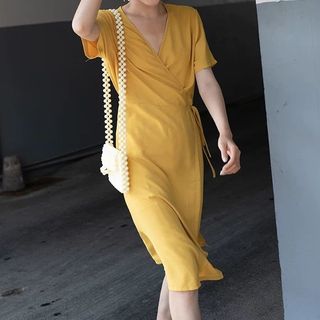 đầm vàng đắp tà chéo dây buộc eo