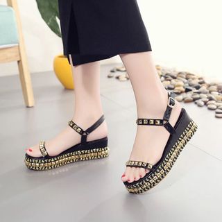 Giày sandal đinh viên