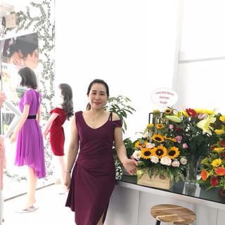 Đầm thiết kế xẻ tà