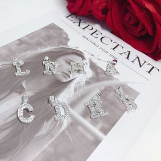 Mặt dây chuyền chữ cái